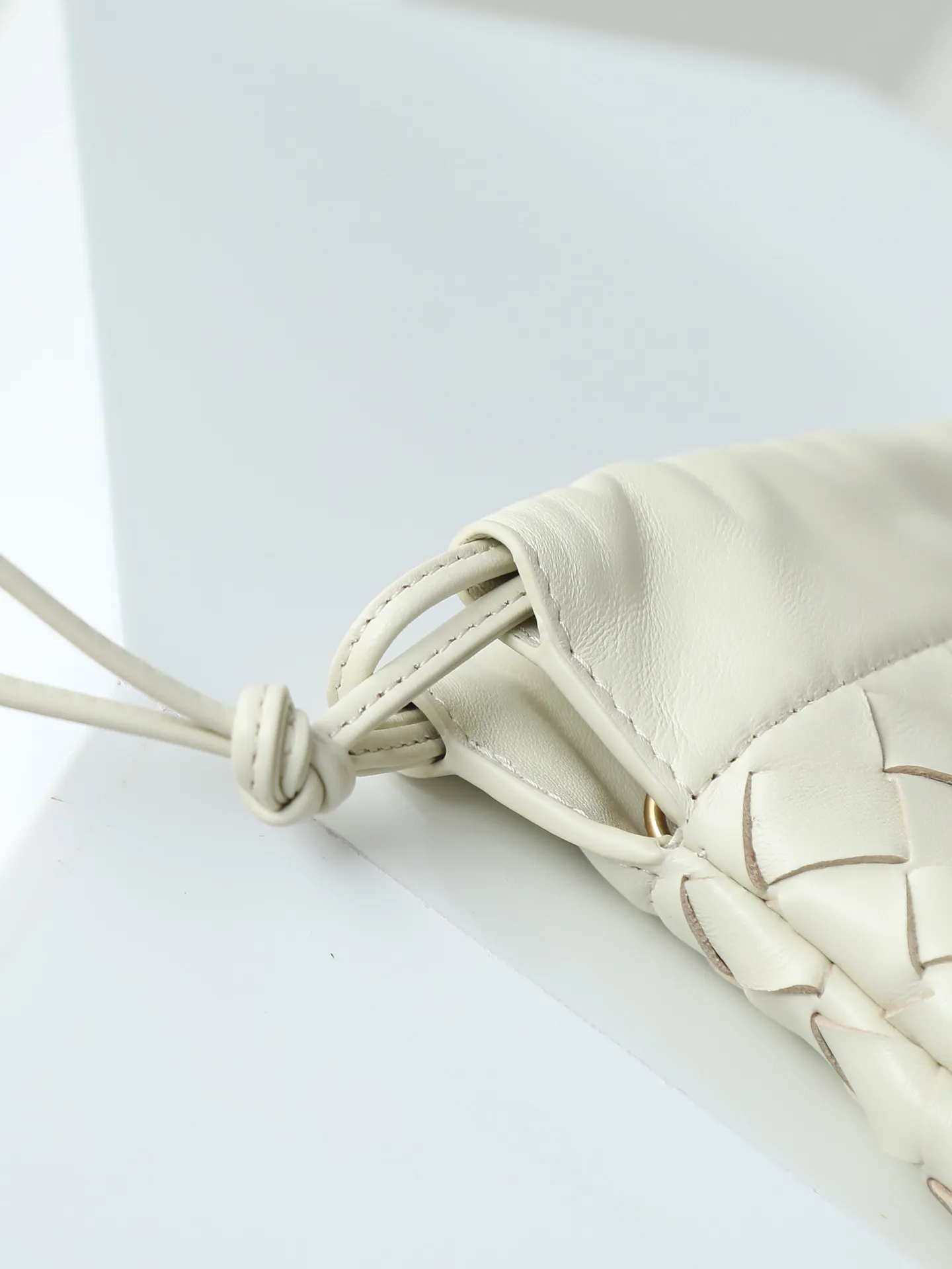 p1600. BOTTEGA VENETA 2025 new women's Dustbag Notte clutch. Dustbag, which has been very popular since its launch, has a chain clause! ! The hand-carrying method is reminiscent of the classic bag type Pouch , light and elegant, the retained drawstring design can be used as a bag, and the chain is longer, which is very suitable for sisters who like to carry their hands cross-body with their hands free. No matter which way you carry it, you can change the way you carry it according to the occasion and your mood of the day, which can make the overall outfit more fashionable🪄🪄The body of the bag has also been widened. It is the rainy season and the weather is hot, so it can easily accommodate small umbrellas and water bottles. The interior is made of nylon, which is light and comfortable to carry, and is very suitable for summer use. Style number: 839394 Size: 33*19*8cm